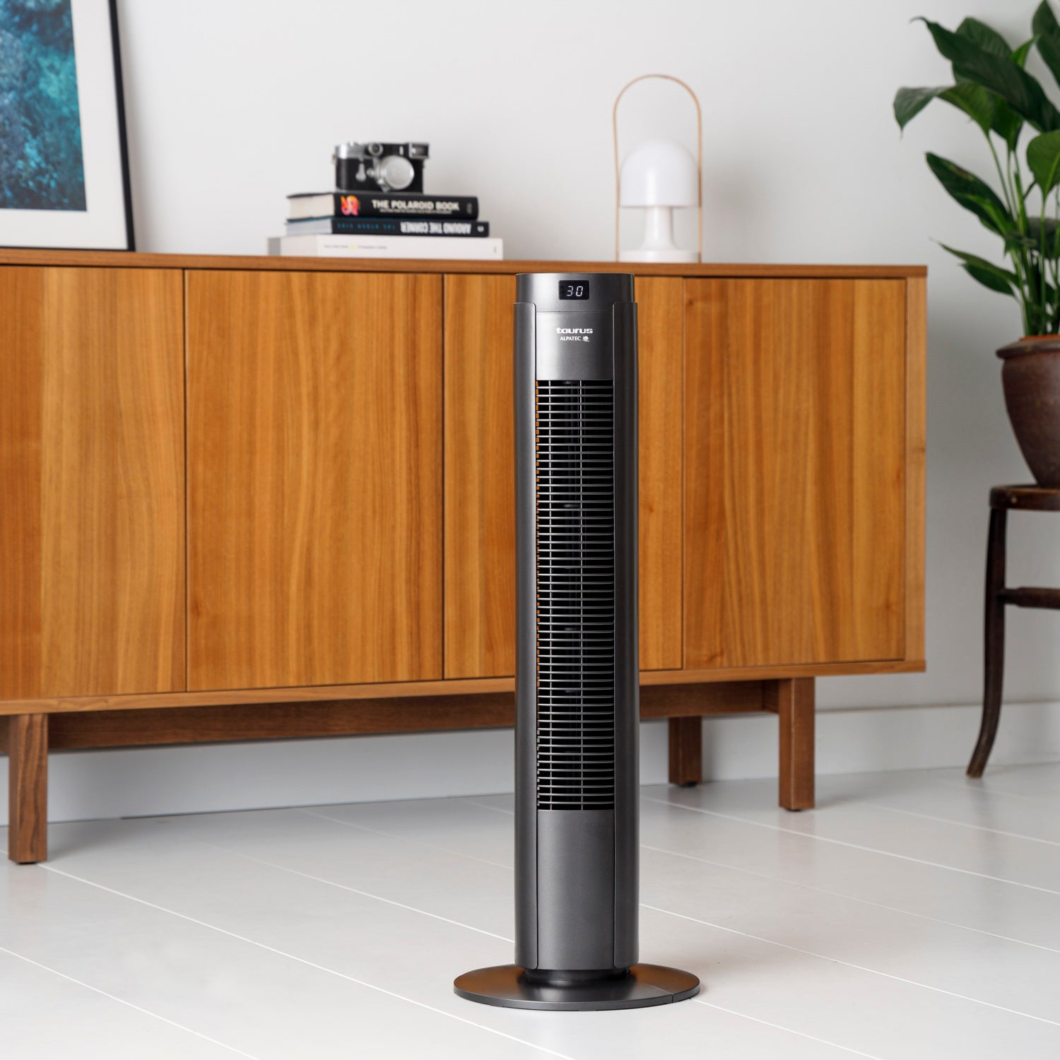 Ventilador de torre Taurus Babel New Digital negro silencioso en salón 2026