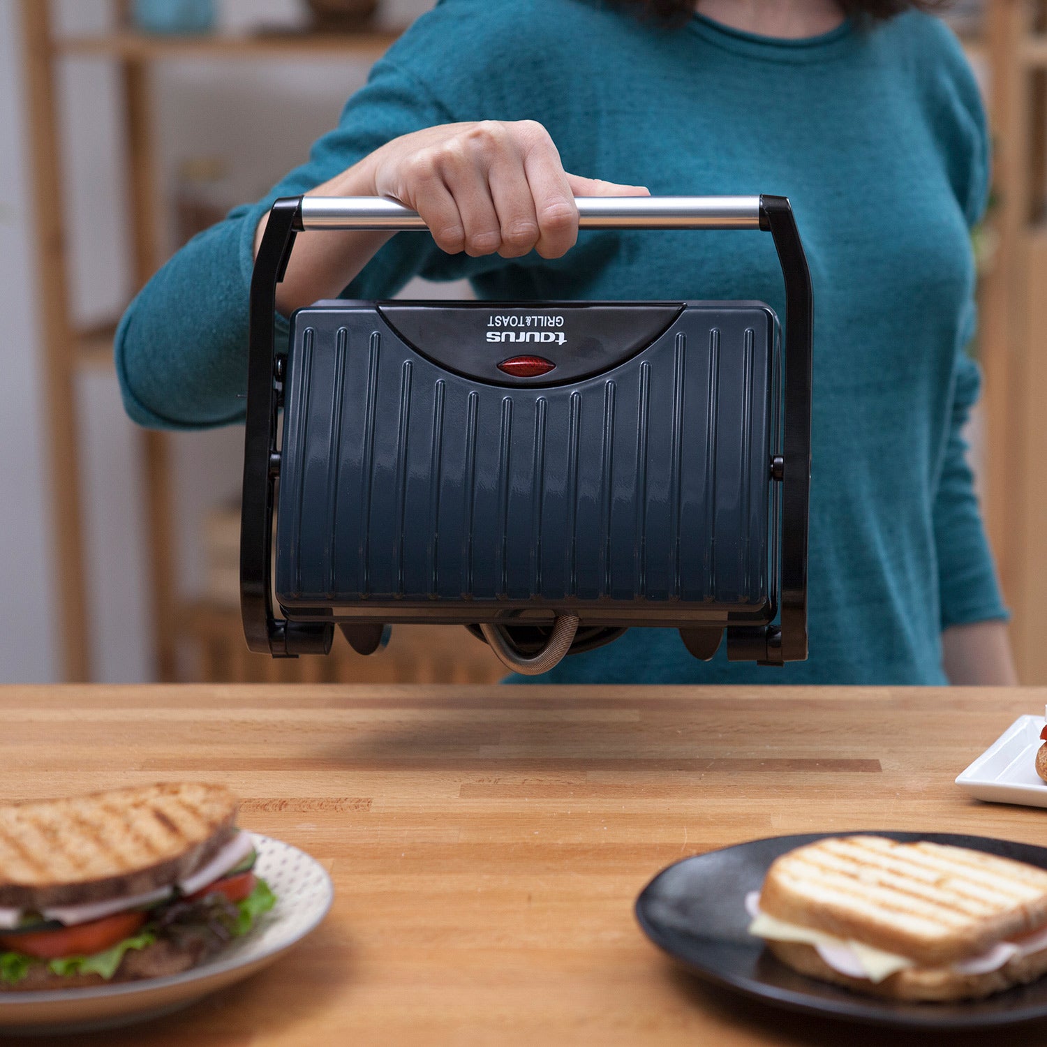 Sandwichera para panini Taurus TOSTARE negra con acero inoxidable ideal  para dos rebanadas. - DE HOGAR